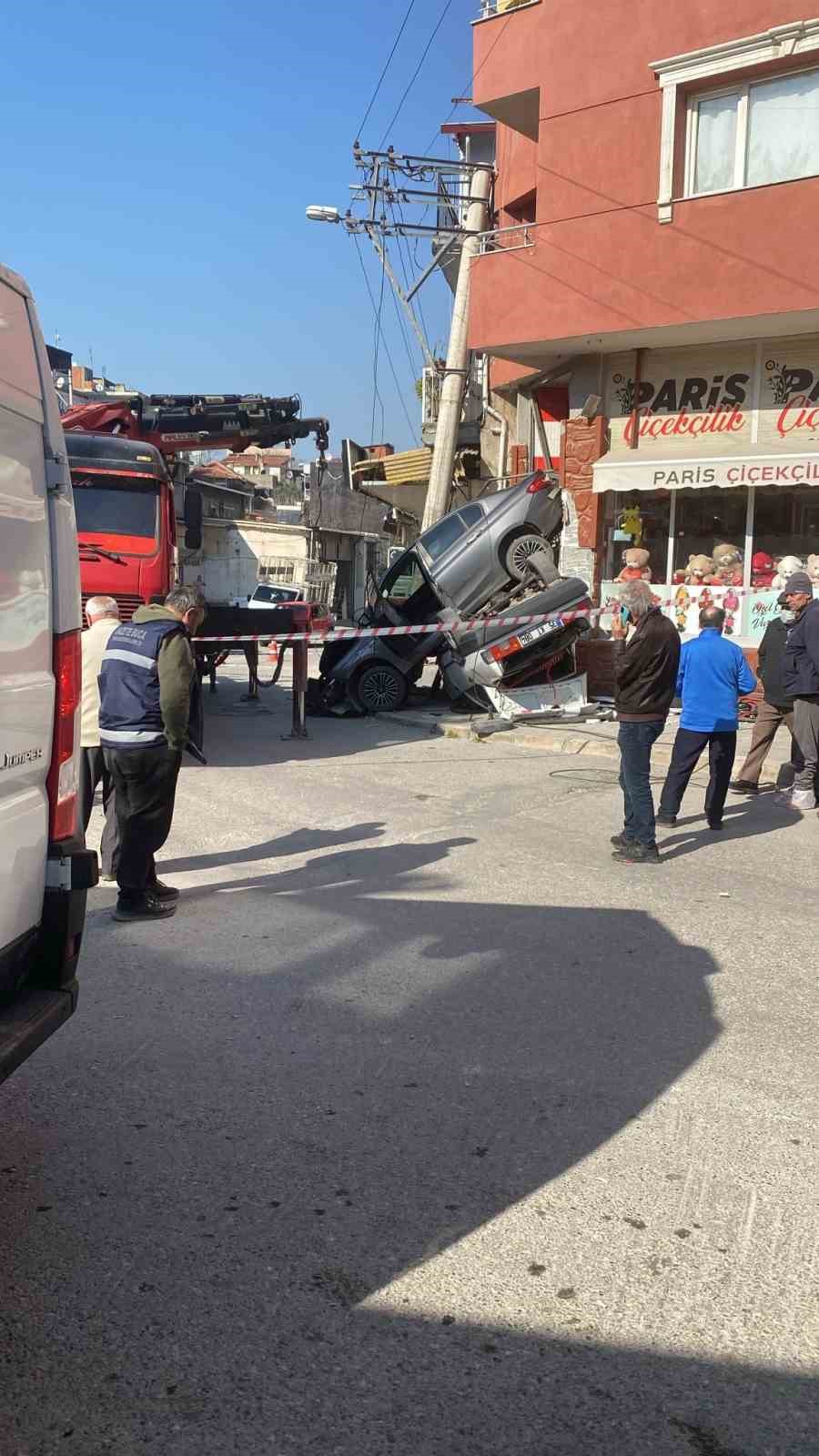 Kontrolden çıkan vincin otomobilleri sürüklediği anlar kamerada