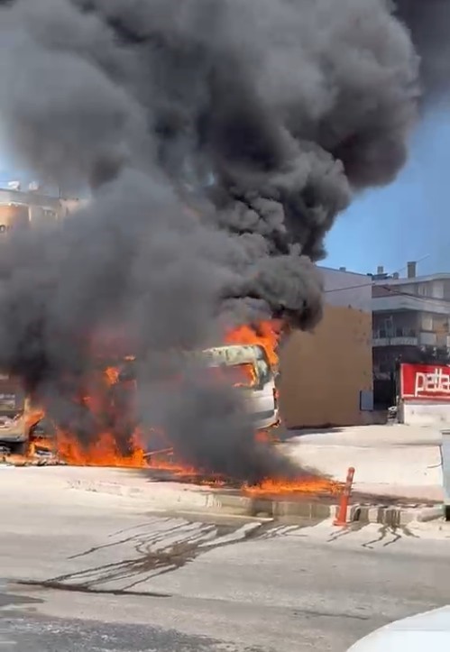 Park halindeki servis ve otomobil alev alev yandı, ara&ccedil; sahibi kriz ge&ccedil;irdi
