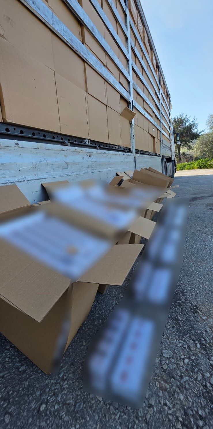 İzmir&rsquo;de 35 milyon lira değerinde ka&ccedil;ak sigara ele ge&ccedil;irildi: 3 tutuklama
