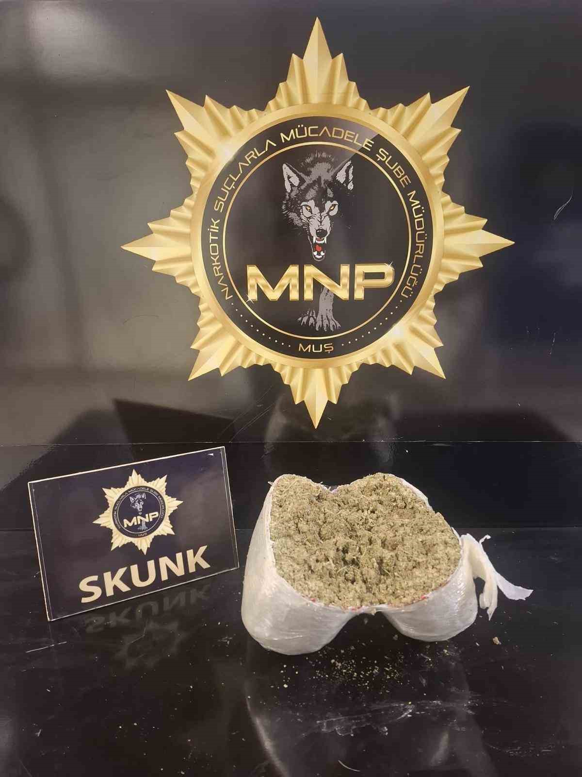 Muş’ta yolcu otobüsünde 2 kilo 72 gram skunk ele geçirildi