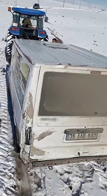 Kars’ta asma köprüde minibüs mahsur kaldı