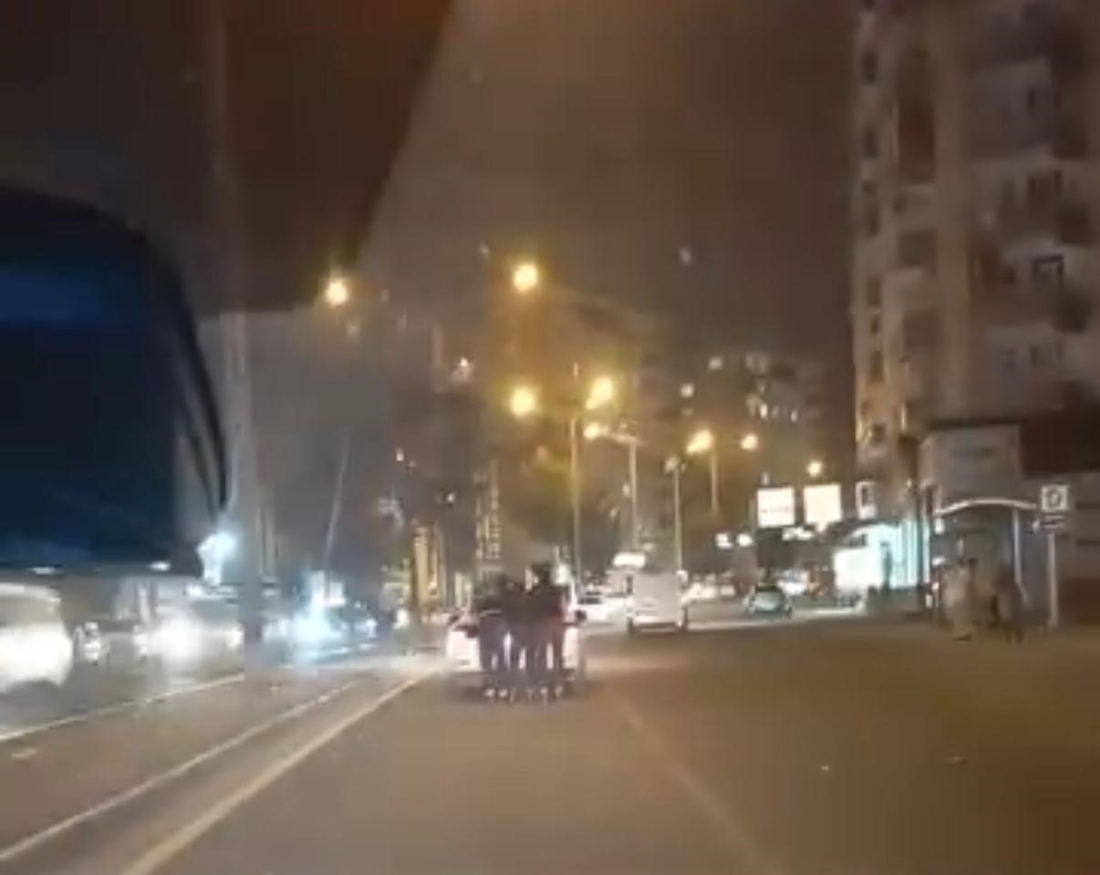 Diyarbakır’da patenli gençlerin tehlikeli yolculuğu