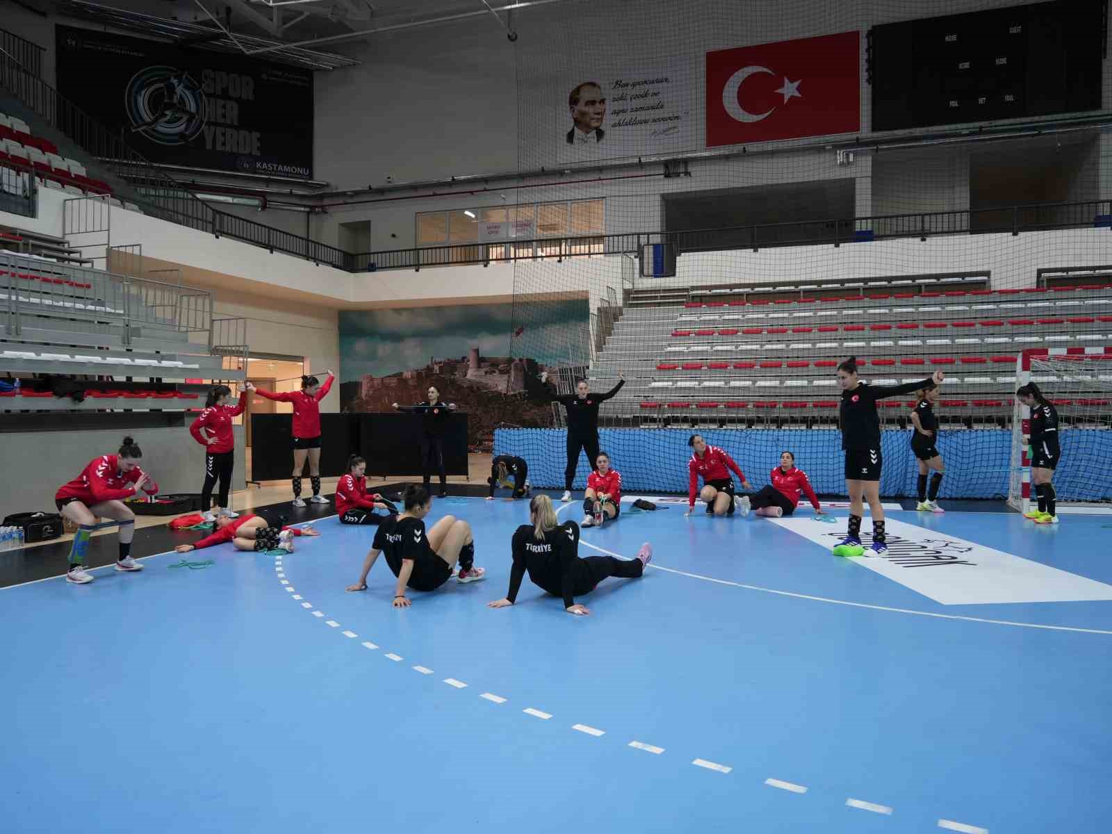 A Milli Kadın Hentbol Takımı, Çekya maçının hazırlıklarını Kastamonu’da sürdürdü