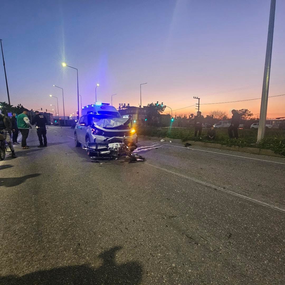 Otomobille çarpışan motosikletteki 2 kişi yaralandı