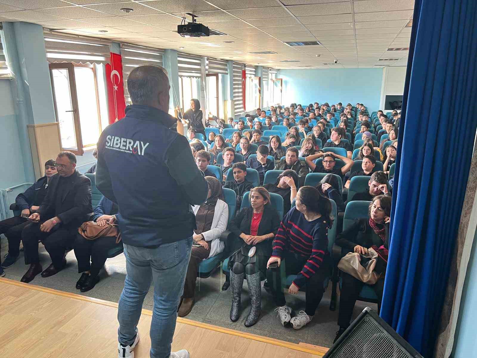 Siber polisi &ouml;ğrencileri sanal d&uuml;nyadaki risk ve tehditler hakkında bilgilendiriyor
