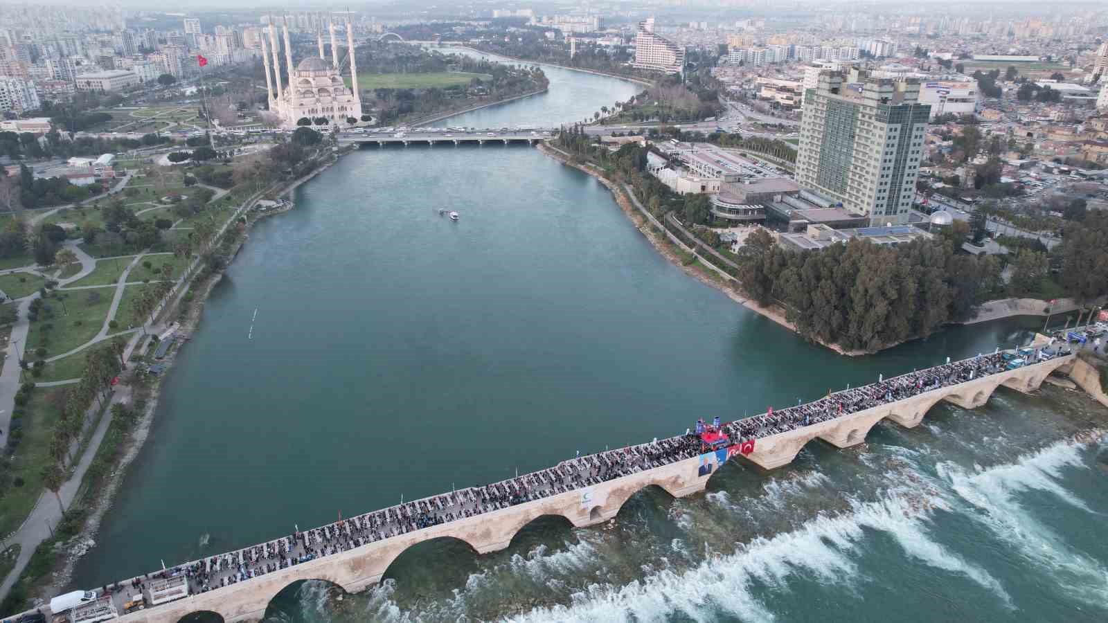Yüreğir Belediyesi tarihi Taşköprü’de halk iftarı düzenledi