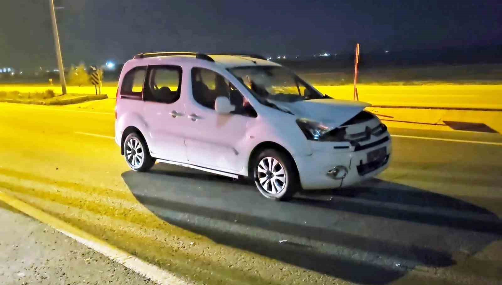 Aksaray&rsquo;da hafif ticari ara&ccedil; yayaya &ccedil;arptı: 1&rsquo;i ağır 2 yaralı
