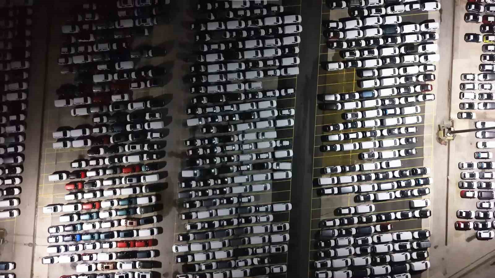 Haydarpaşa Limanı’nda gece mesaisi: 2026 model araçlar limana indirildi - GÜNDEM