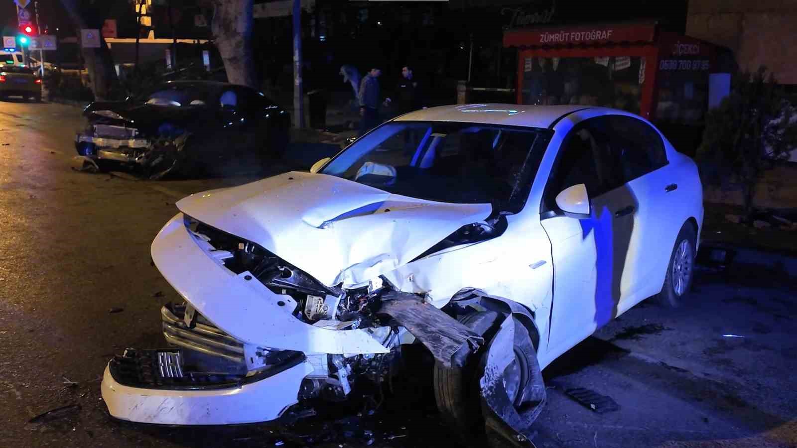 Caddebostan&rsquo;da makas atan s&uuml;r&uuml;c&uuml; l&uuml;ks araca &ccedil;arpıp ka&ccedil;tı
