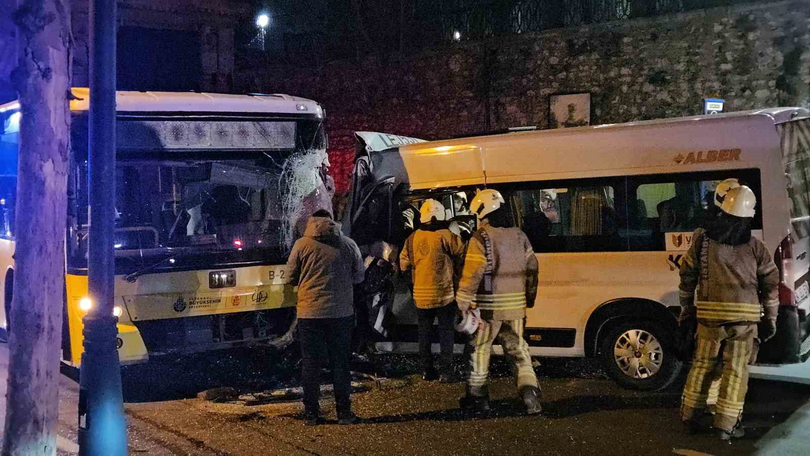 Beşiktaş&rsquo;ta servis minib&uuml;s&uuml;yle İETT otob&uuml;s&uuml; kafa kafaya &ccedil;arpıştı: 2 yaralı
