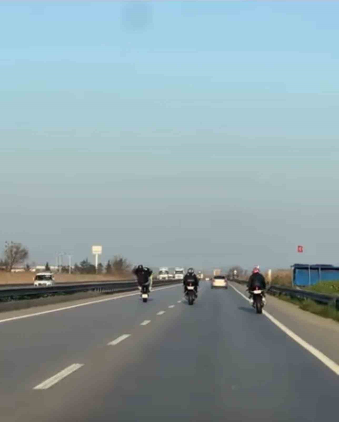 Bursa&rsquo;da motosiklet s&uuml;r&uuml;c&uuml;lerinin tehlikeli yolculuğu kamerada
