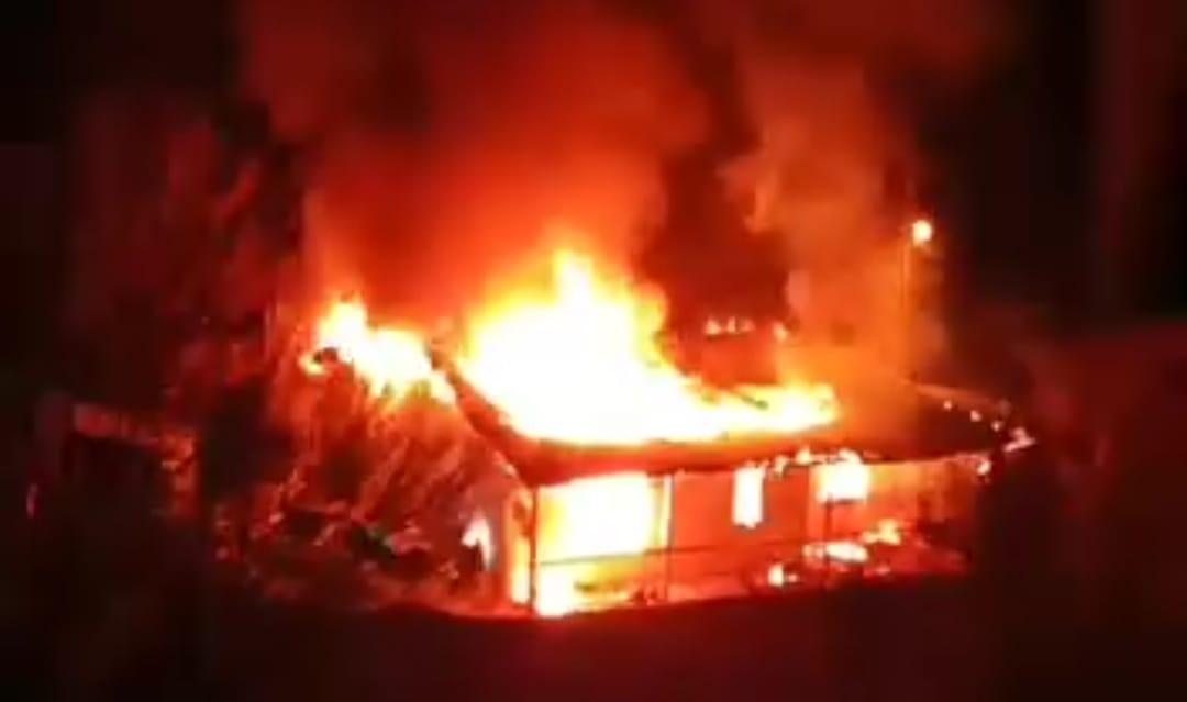 Saimbeyli’de alev alev yanan ev kullanılamaz hale geldi