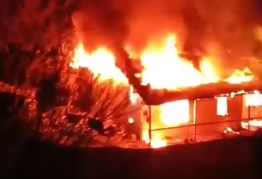 Saimbeyli&rsquo;de alev alev yanan ev kullanılamaz hale geldi
