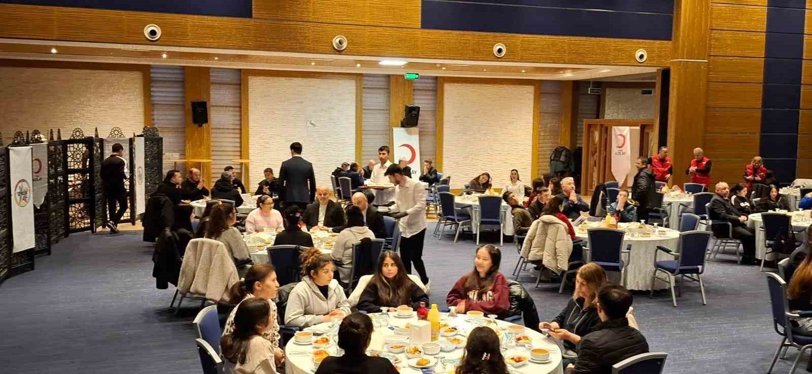 Muğla&rsquo;da iyilik sofrası Kızılay, g&ouml;n&uuml;ll&uuml; ve hayırseverlerle iftarda buluştu
