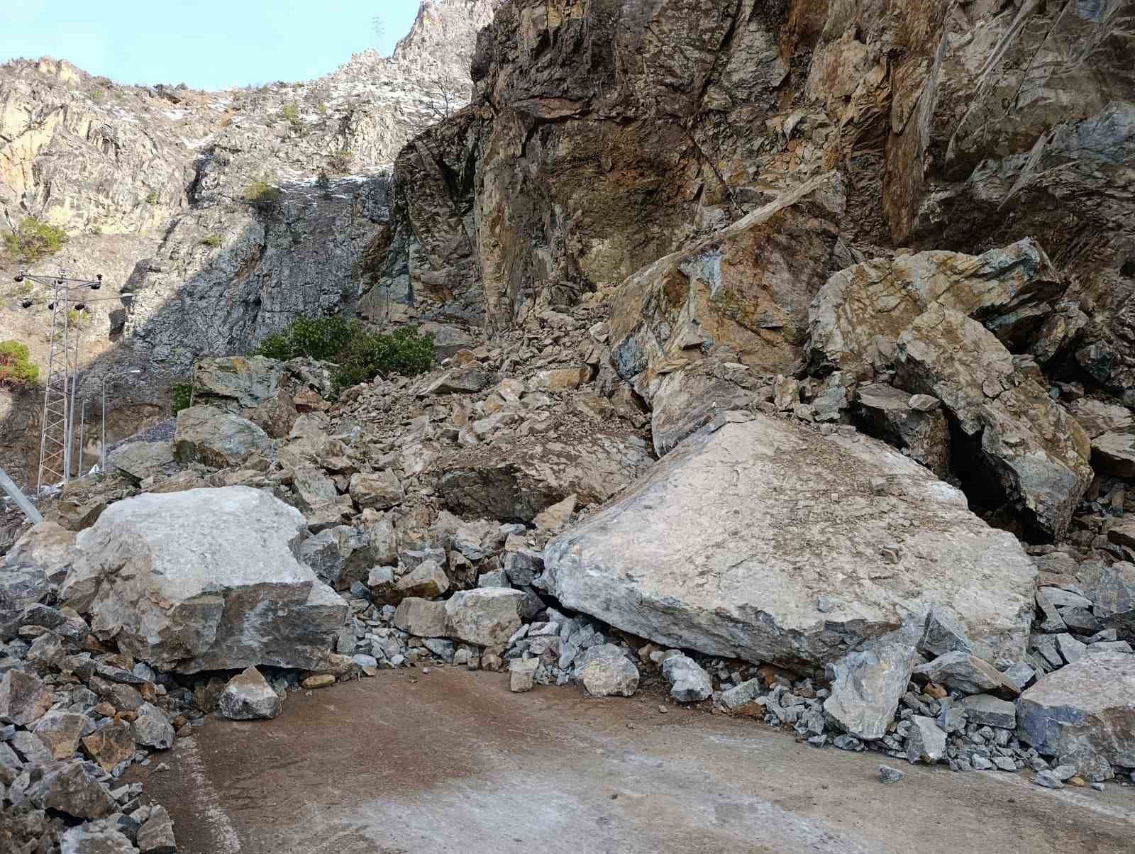 Gümüşhane-Giresun karayolu heyelan nedeniyle ulaşıma kapandı