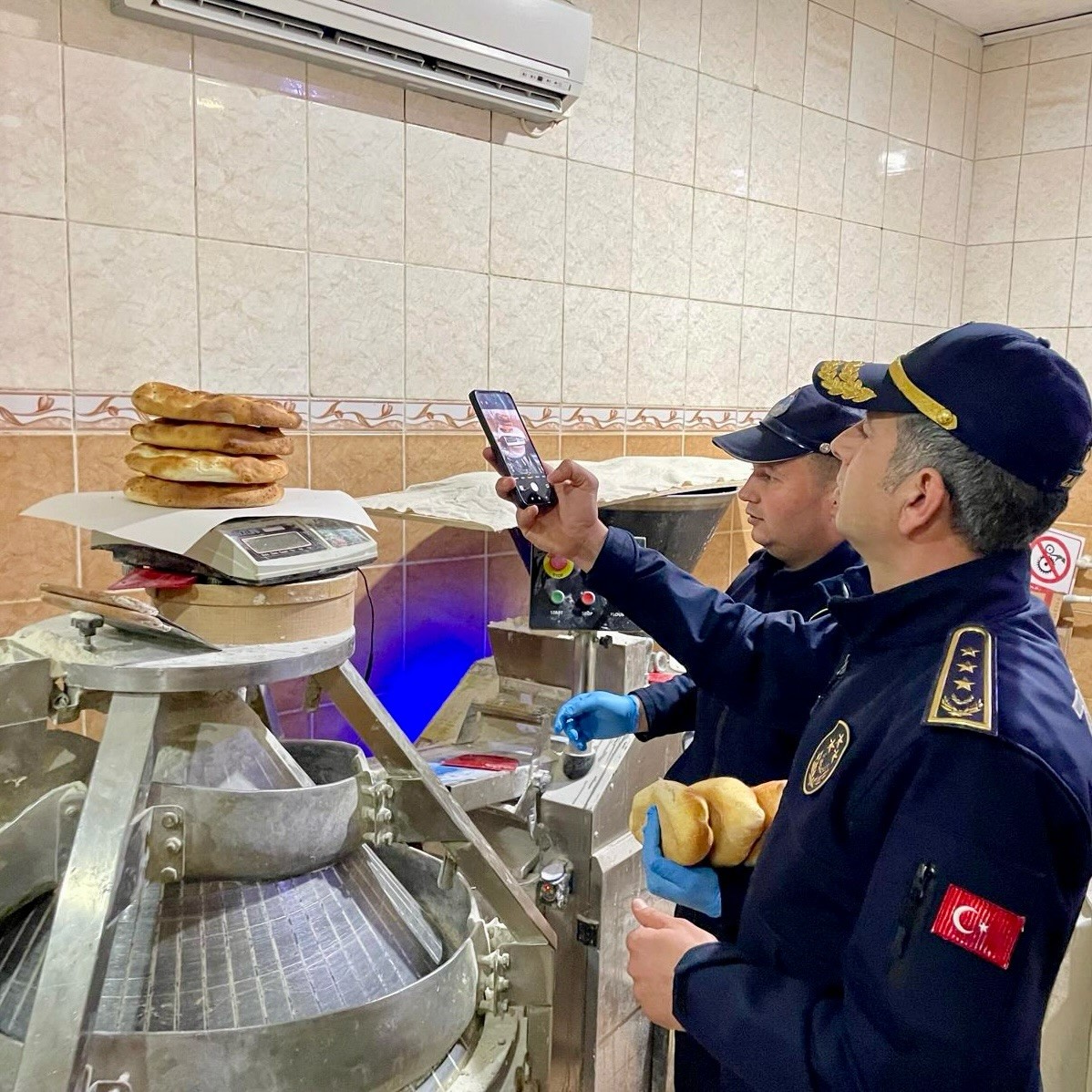 &Ccedil;ine&rsquo;de ekmek ve pide &uuml;retimi yapan işletmeler denetlendi
