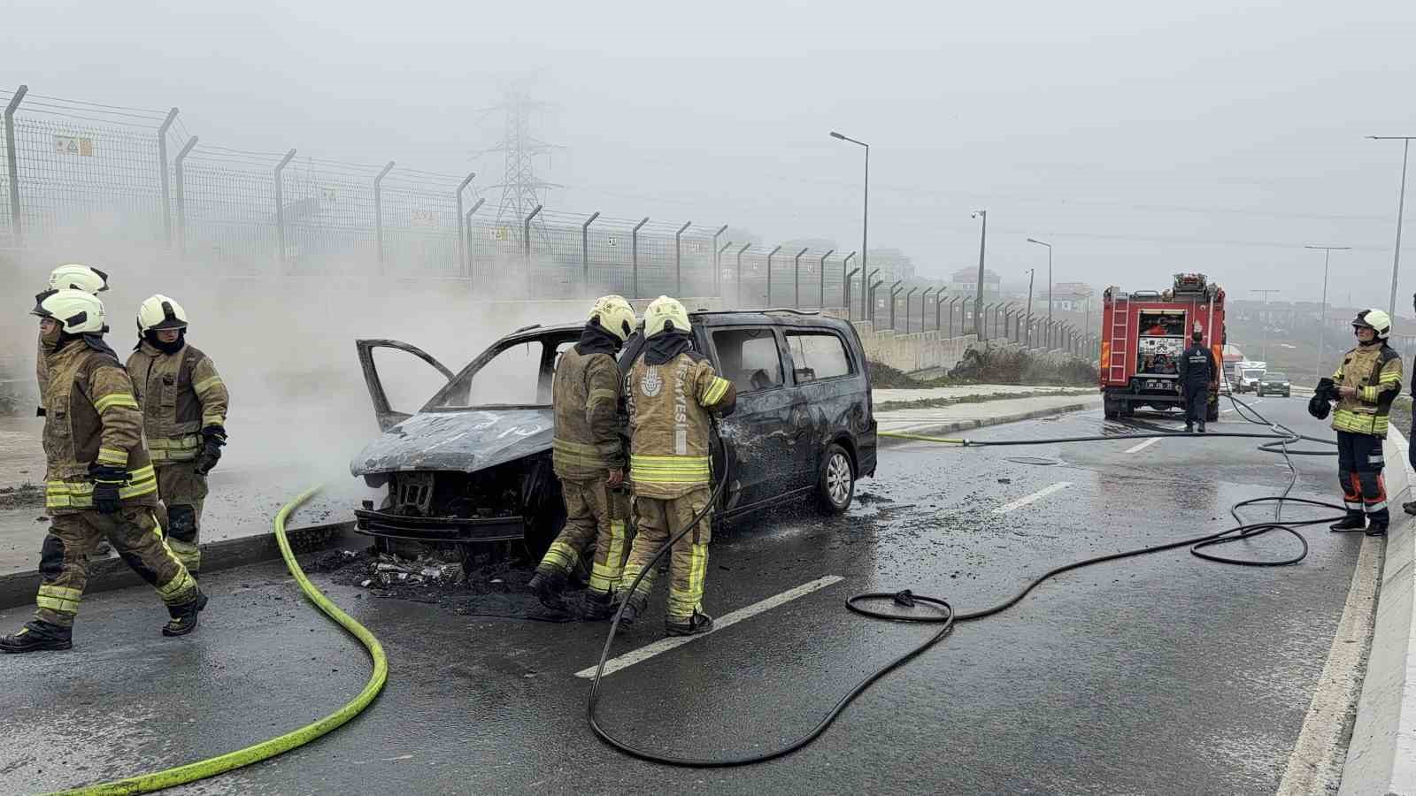 Arnavutköy’de seyir halindeki VIP  taksi  alev alev yandı