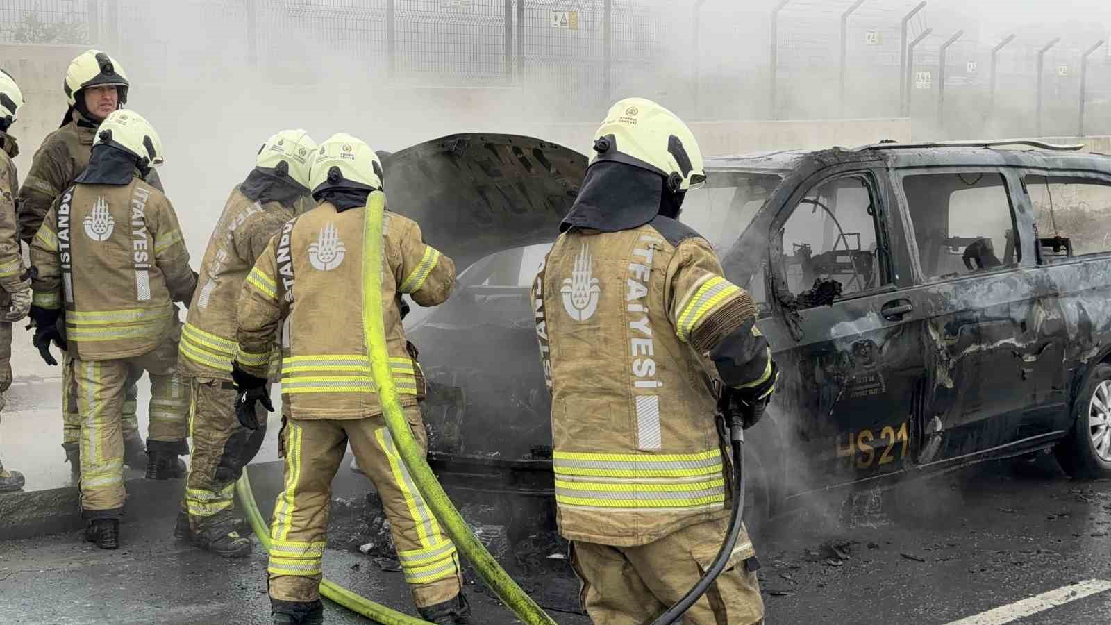 Arnavutk&ouml;y&rsquo;de seyir halindeki VIP  taksi  alev alev yandı
