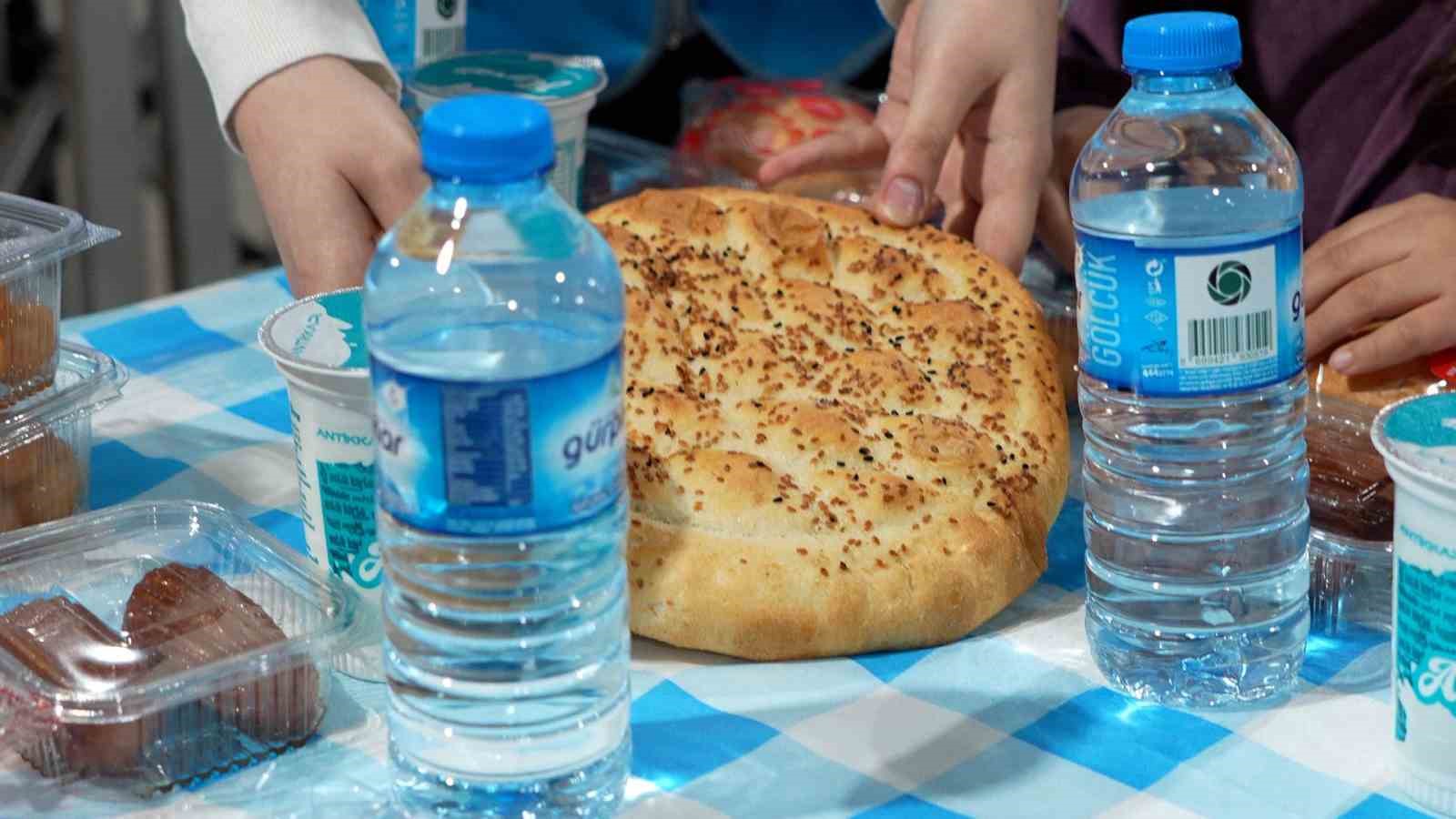 &Uuml;niversite &ouml;ğrencileri kendi elleriyle yaptıkları pideleri iftar &ccedil;adırında dağıttı
