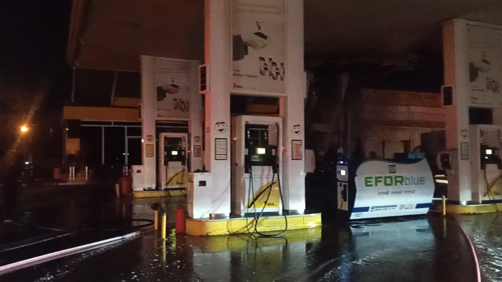 Siirt&rsquo;te akaryakıt istasyonunda &ccedil;ıkan yangında faciadan d&ouml;n&uuml;ld&uuml;
