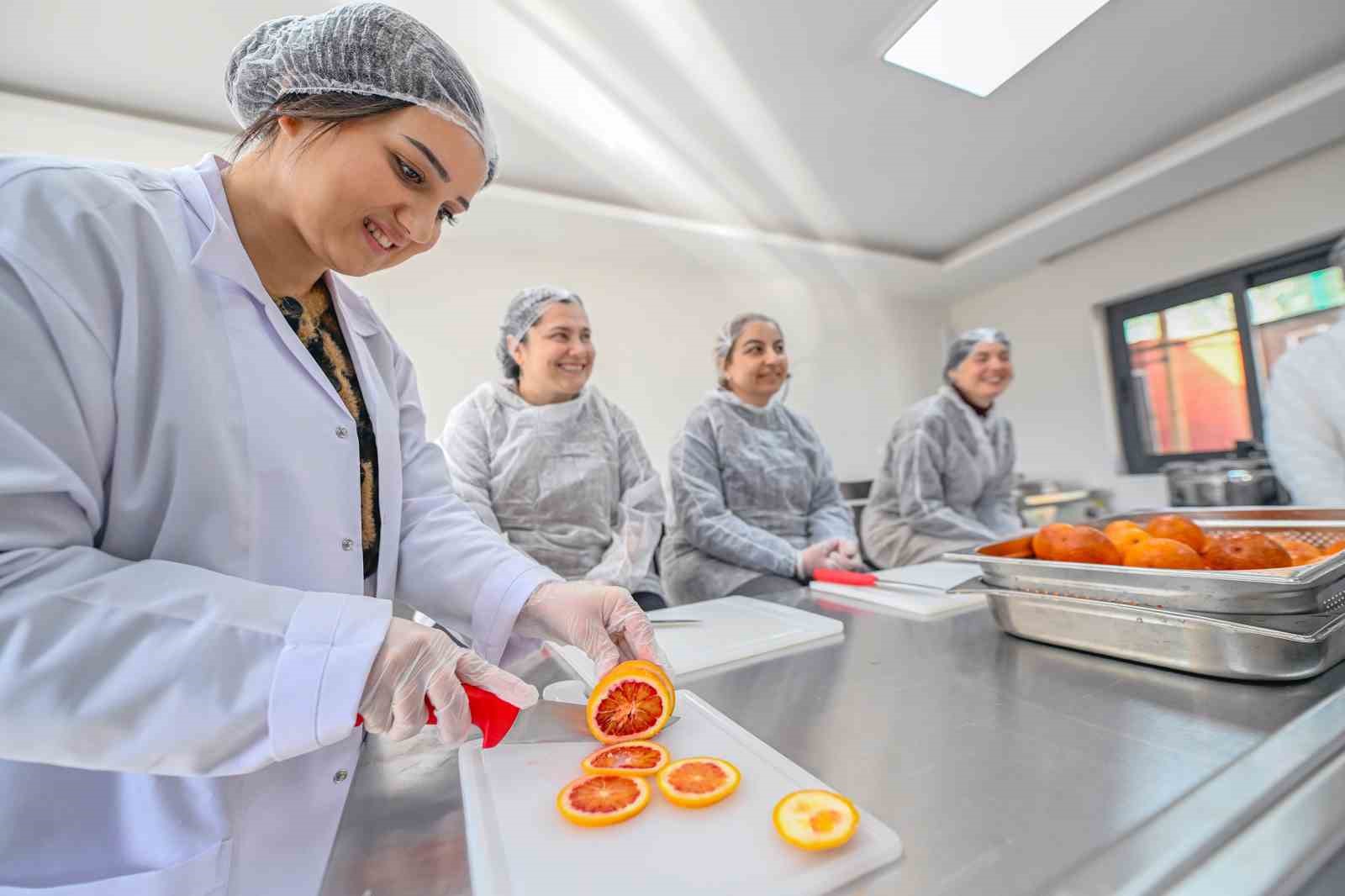 Mersin’de kan portakalı kadınların elinde değer kazanıyor