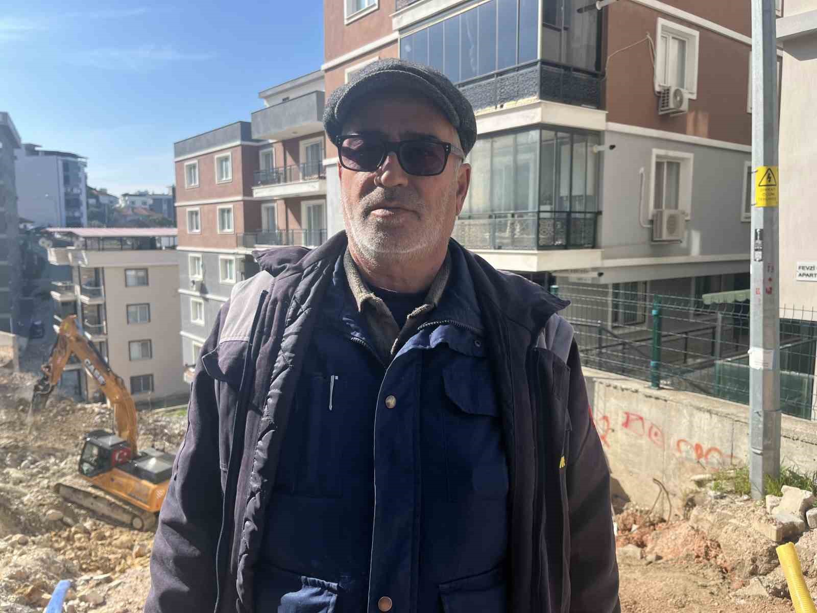 Heyelanda &ccedil;&ouml;ken istinat duvarının enkazını kaldırma &ccedil;alışmaları s&uuml;r&uuml;yor
