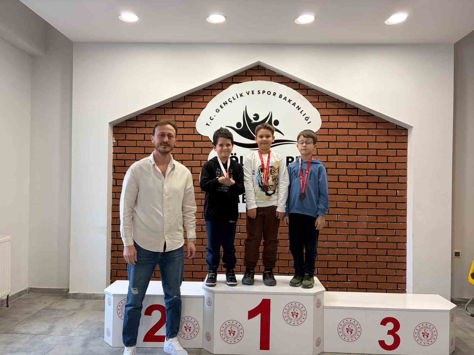 7&rsquo;den 70&rsquo;e &rsquo;Satran&ccedil; Turnuvası&rsquo;nda ter d&ouml;kt&uuml;
