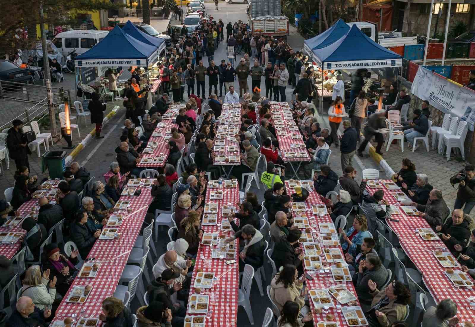 Kuşadası&rsquo;nda Ramazan ayının bereketi paylaştık&ccedil;a &ccedil;oğalıyor
