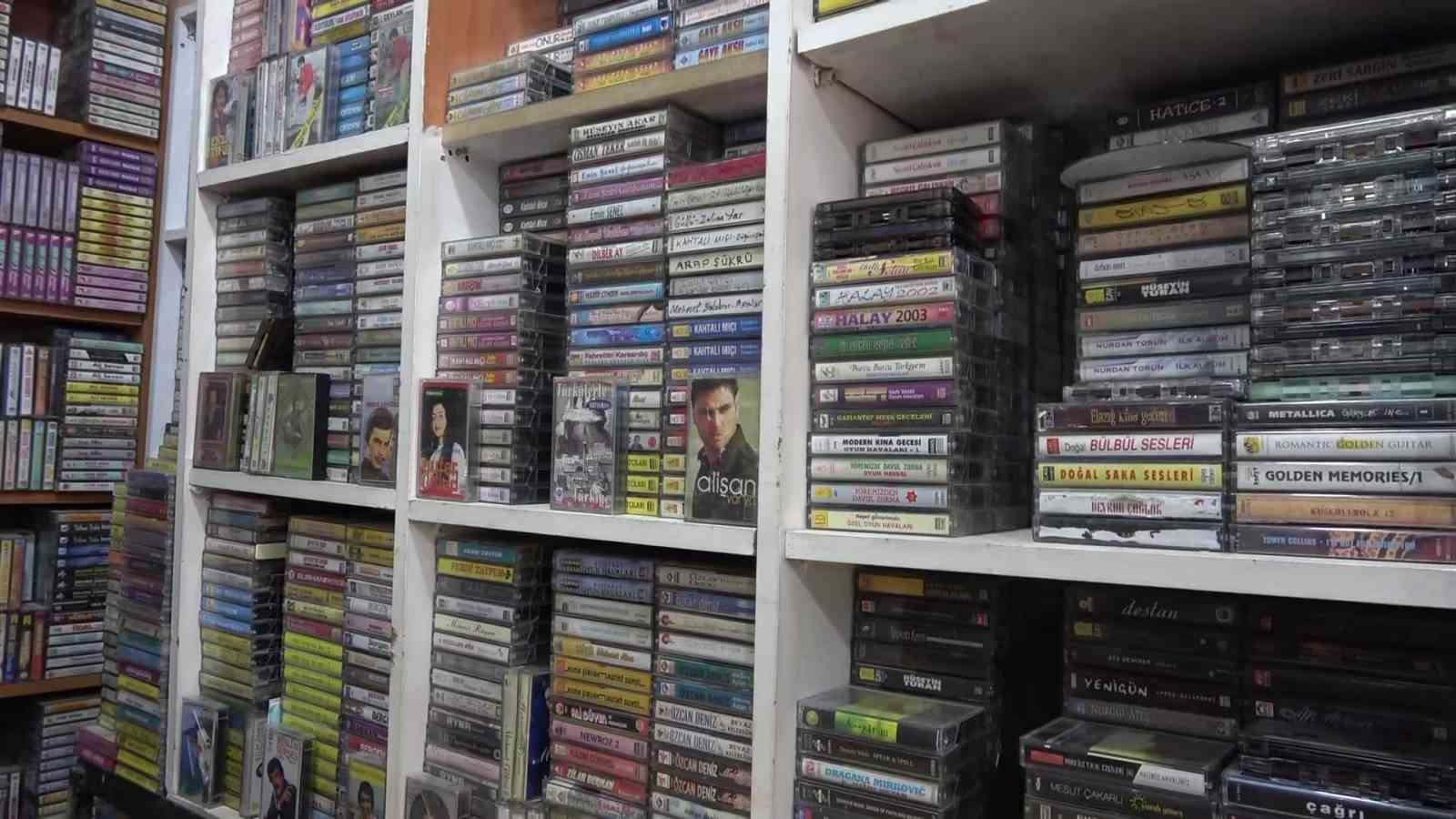 Emekli olunca evdeki kaset ve plaklarla iş yeri açtı
