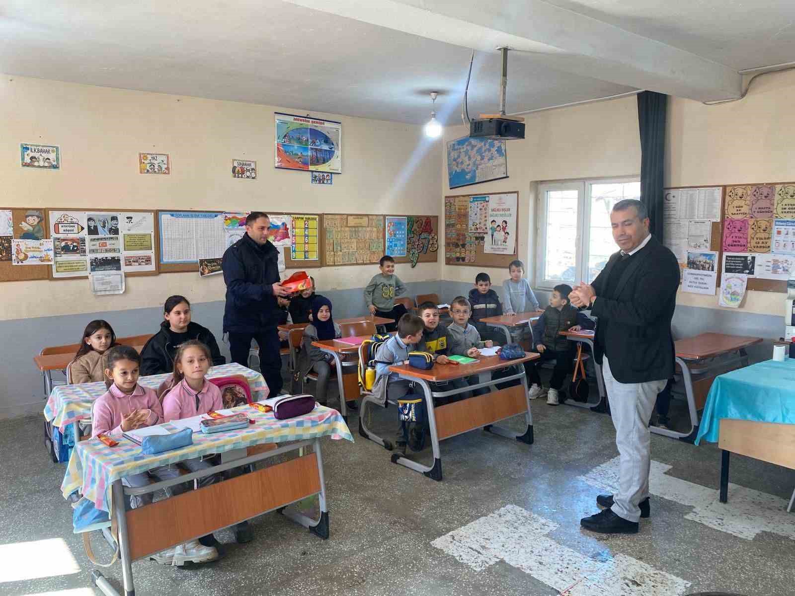 Bilecik&rsquo;te jandarmadan &ouml;ğrencilere spor malzemesi desteği
