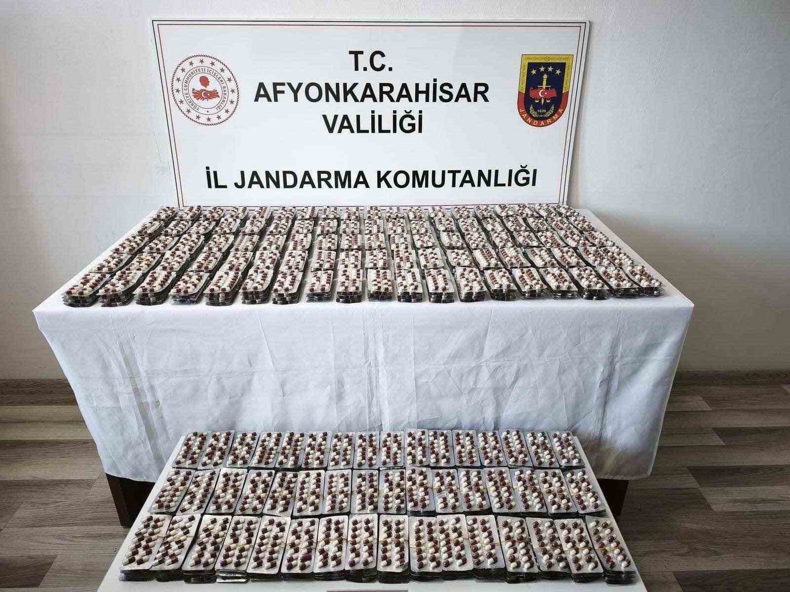 Otob&uuml;ste seyahat eden şahıs 8 bin 190 adet uyuşturucu hapla yakalandı
