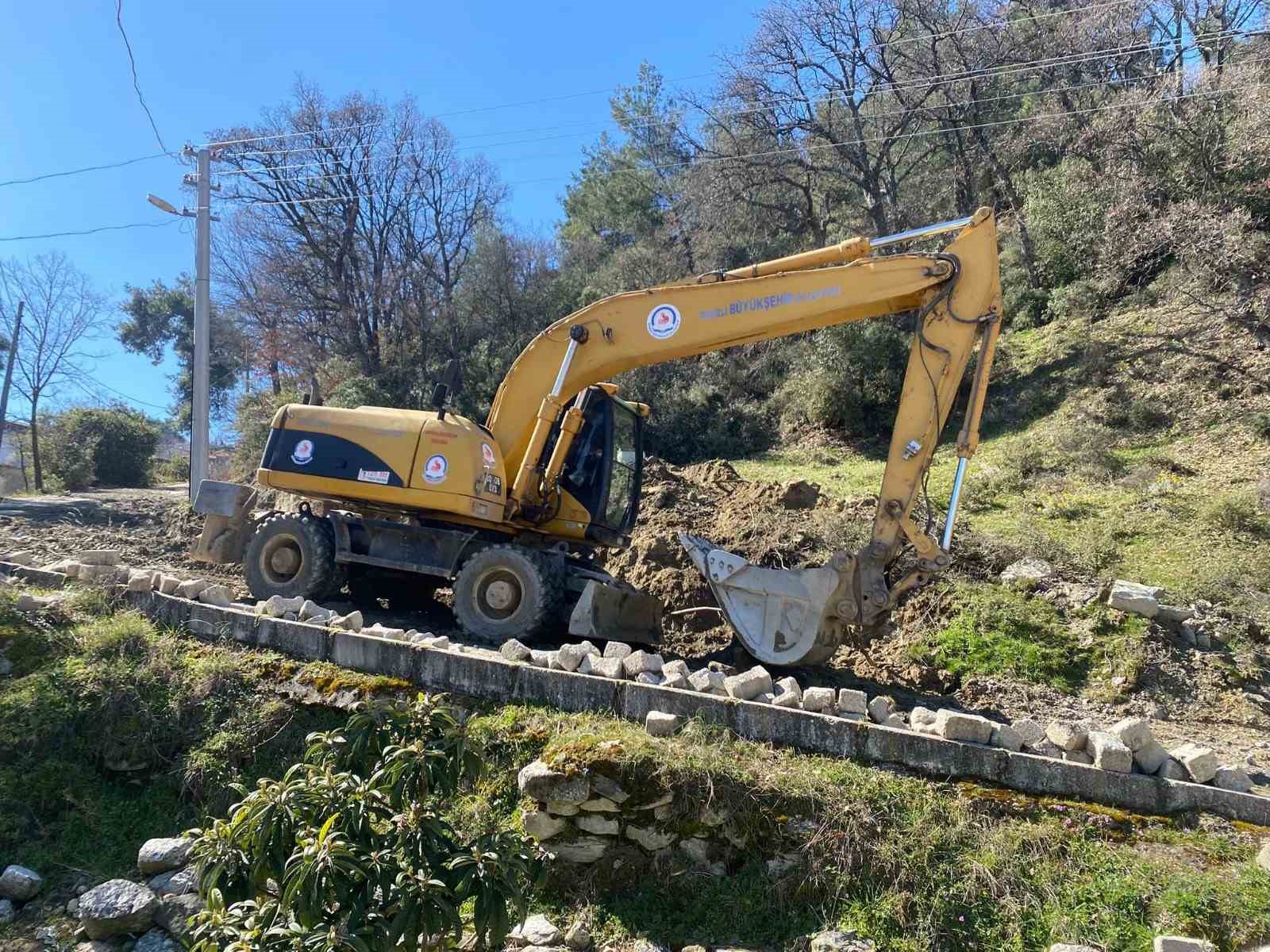 Buldan Göğüs Hastalıkları Hastanesi yolunun bakım ve onarımı yapılıyor