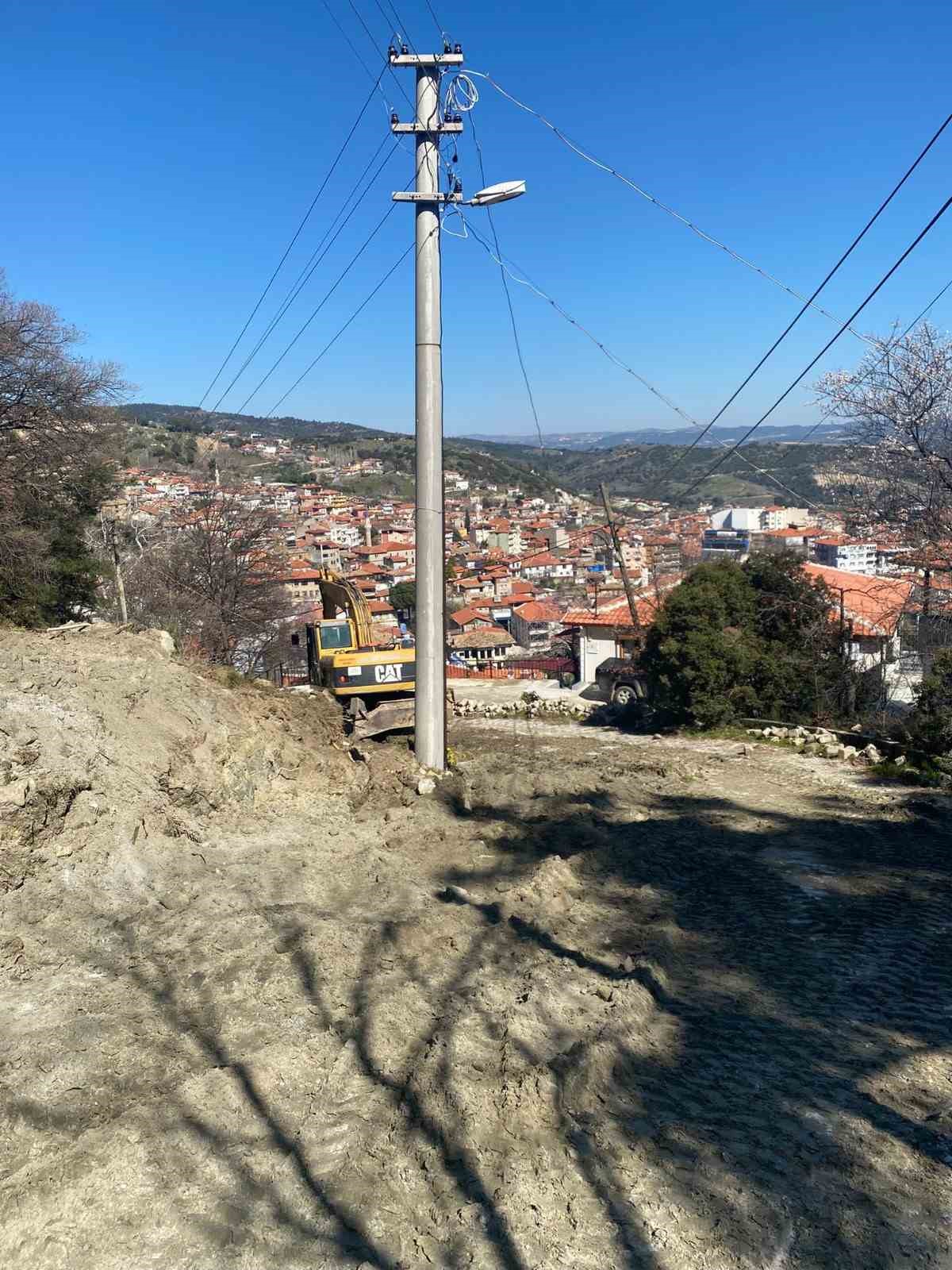 Buldan Göğüs Hastalıkları Hastanesi yolunun bakım ve onarımı yapılıyor