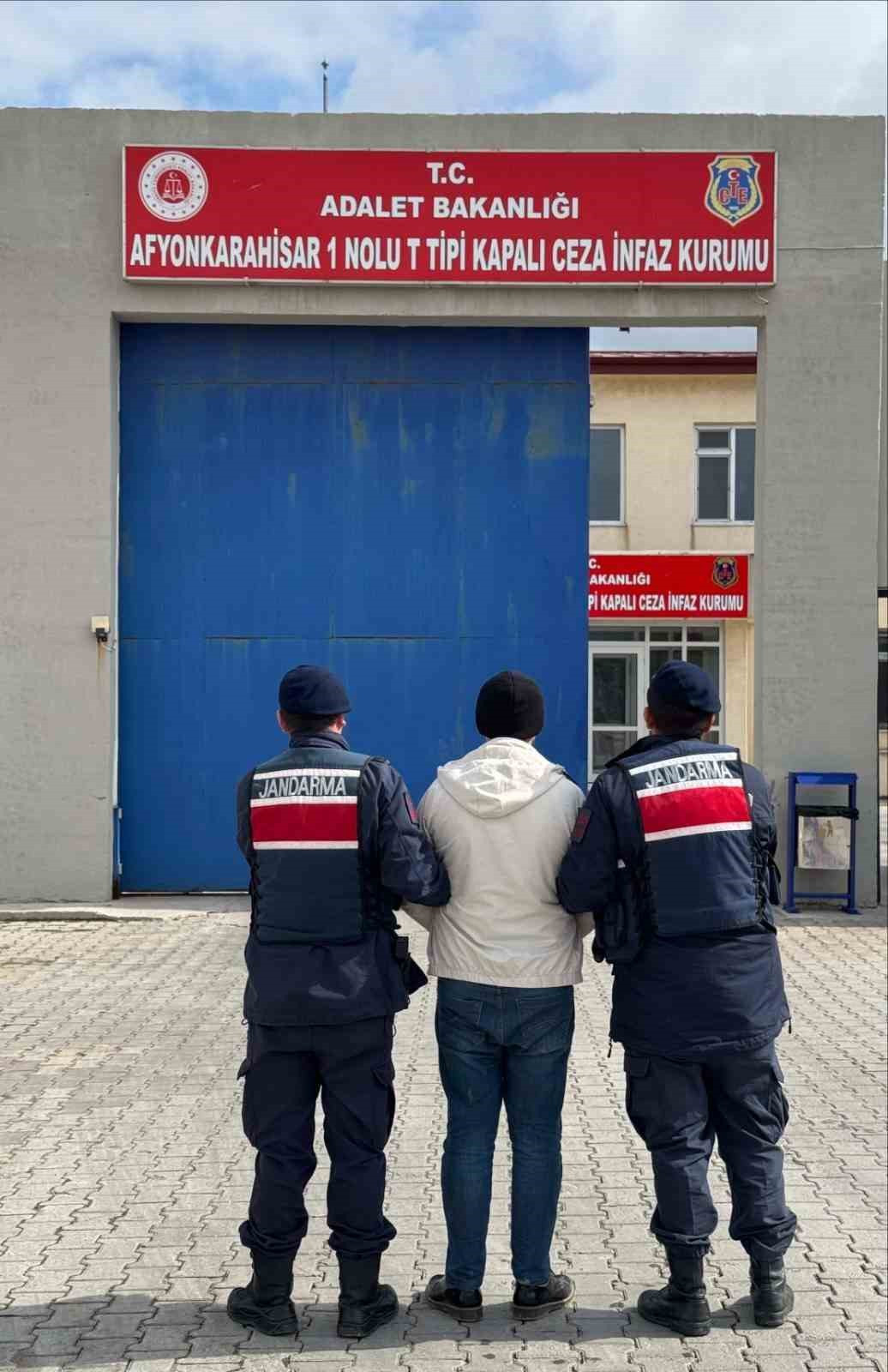 Jandarma &ccedil;eşitli su&ccedil;lardan aranan 55 kişiyi yakaladı
