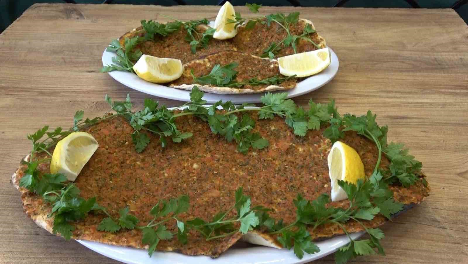 Gaziantep’te AB tescilli lahmacun sarımsaklı ve sebzeli yapılıyor