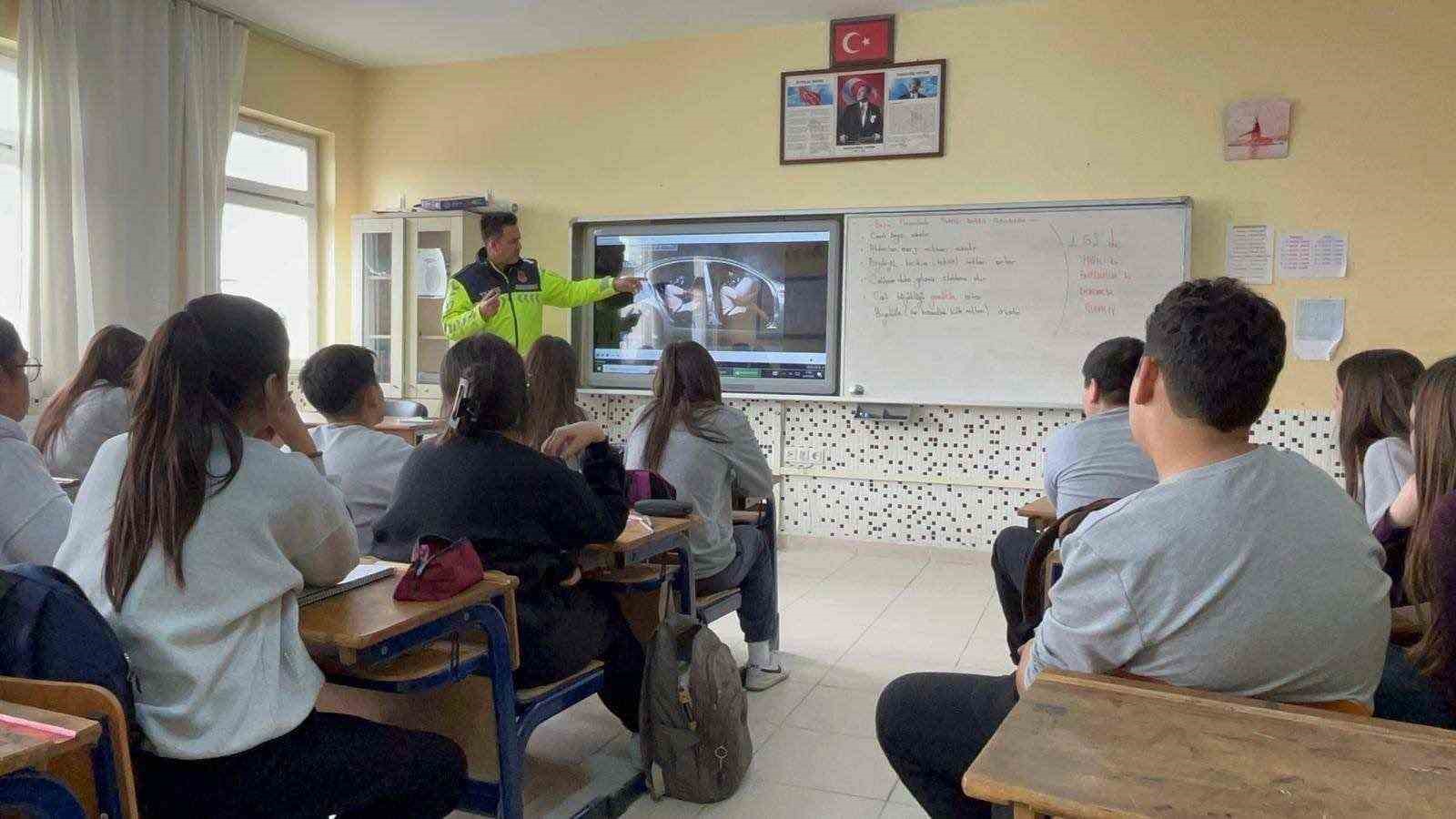 Öğrenci ve öğretmenlere trafik eğitimi verildi