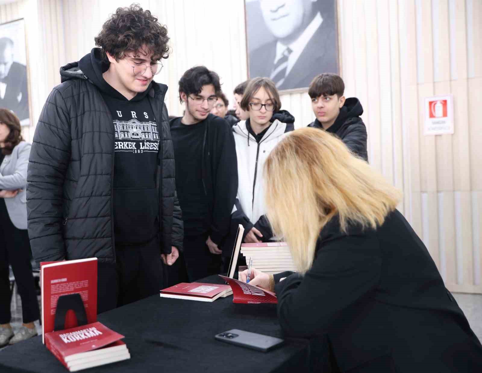 Osmangazi Belediyesi sevilen yazarları okurlarıyla buluşturuyor
