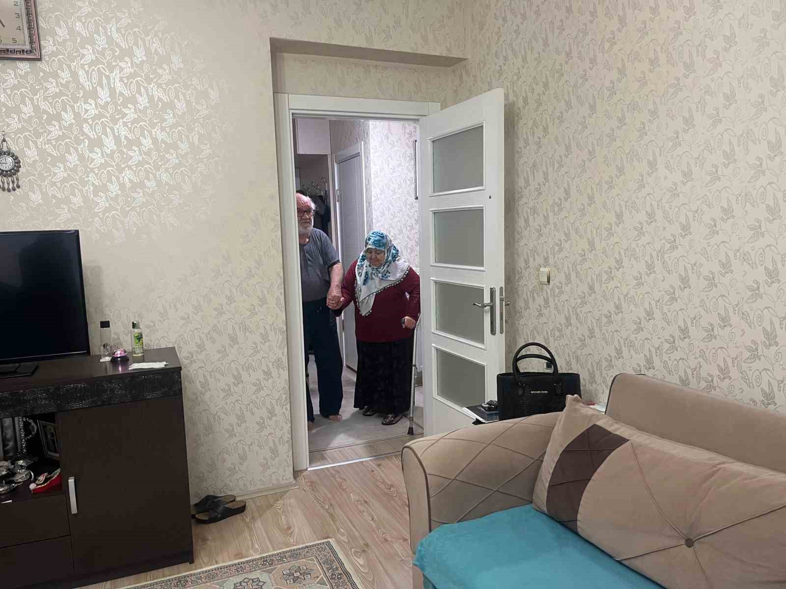 Engelli eşi i&ccedil;in evlerinin &ouml;n&uuml;ndeki sokakta engelli park yeri istiyor
