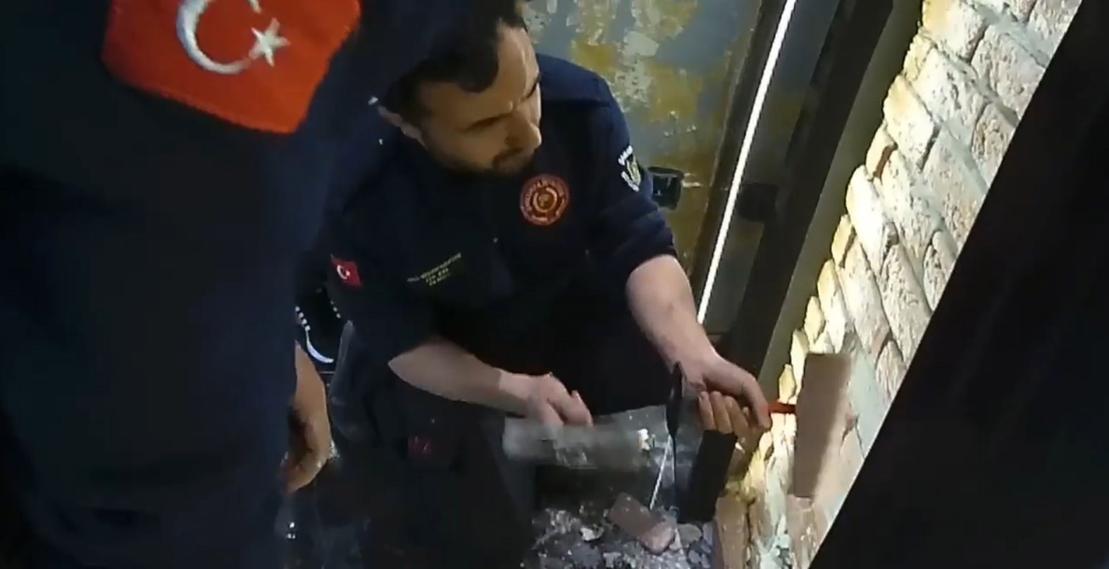 Şanlıurfa’da havalandırma boşluğunda mahsur kalan kedi kurtarıldı