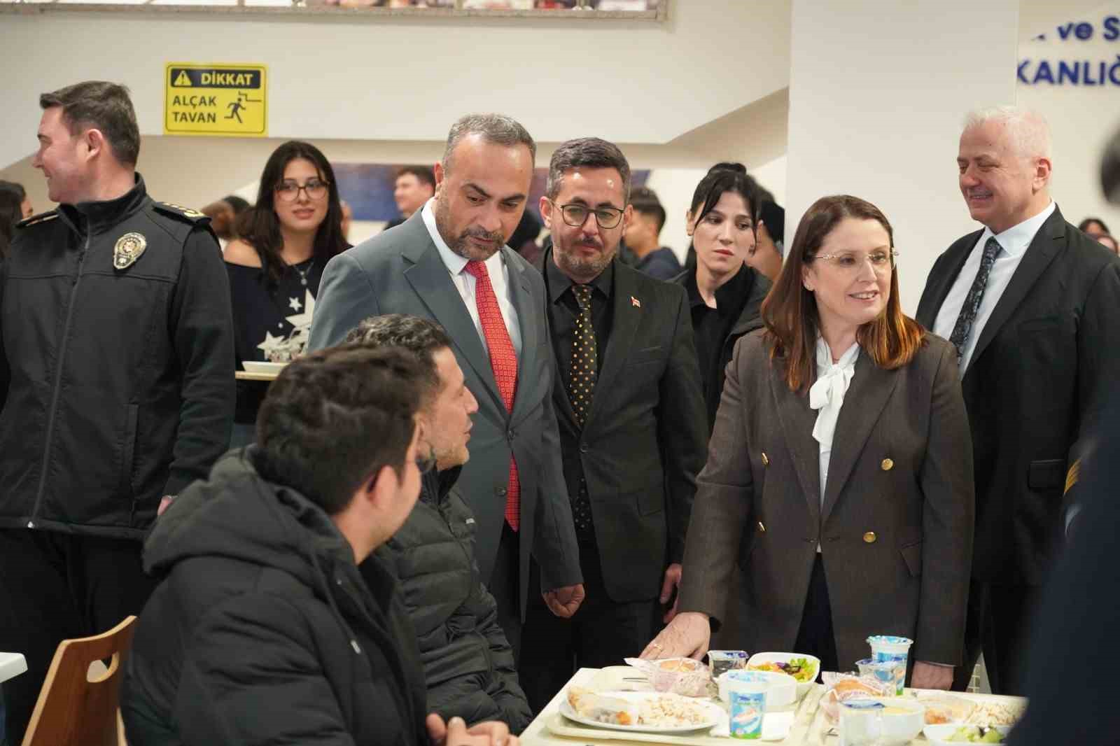 Bartın protokol&uuml; &uuml;niversite &ouml;ğrencileriyle iftarda buluştu
