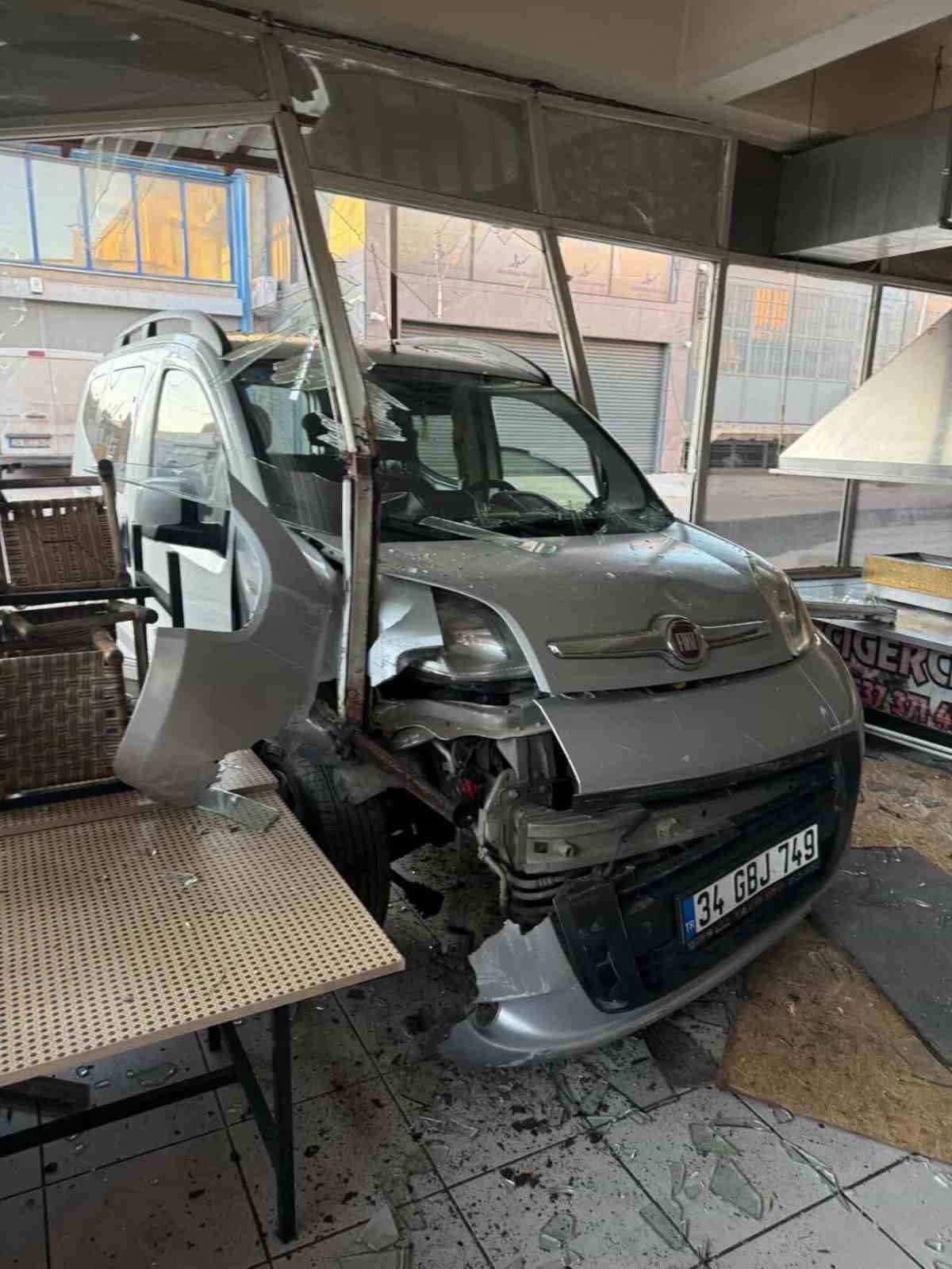 Diyarbakır’da çarpışan araçlardan biri iş yerine daldı