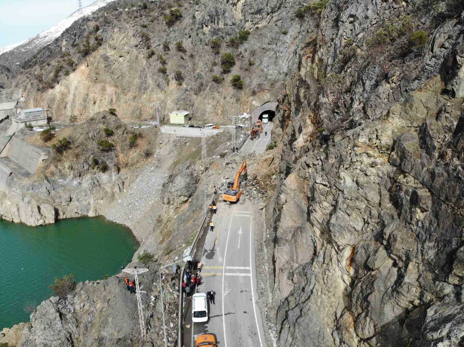 G&uuml;m&uuml;şhane - Giresun kara yolunu kapatan heyelan havadan g&ouml;r&uuml;nt&uuml;lendi

