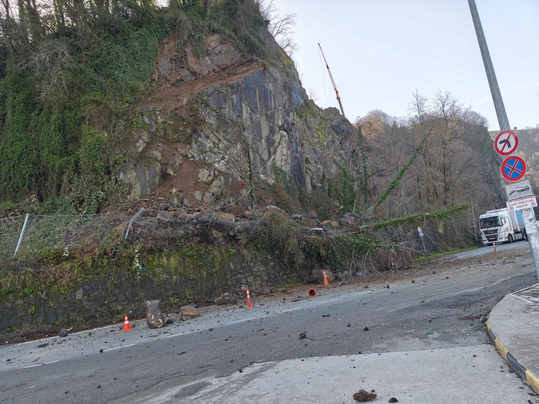 Artvin&rsquo;de heyelan: Yama&ccedil;tan kopan kayalar tırda hasara yol a&ccedil;tı
