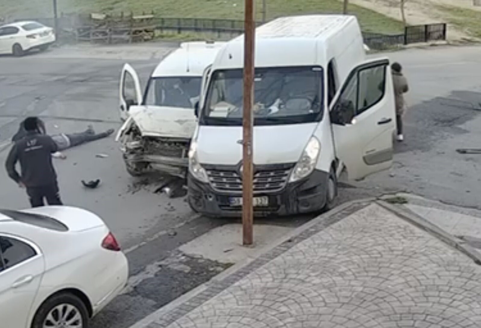 Cadde ile sokağın kesişiminde çarpıştılar: 4 yaralı