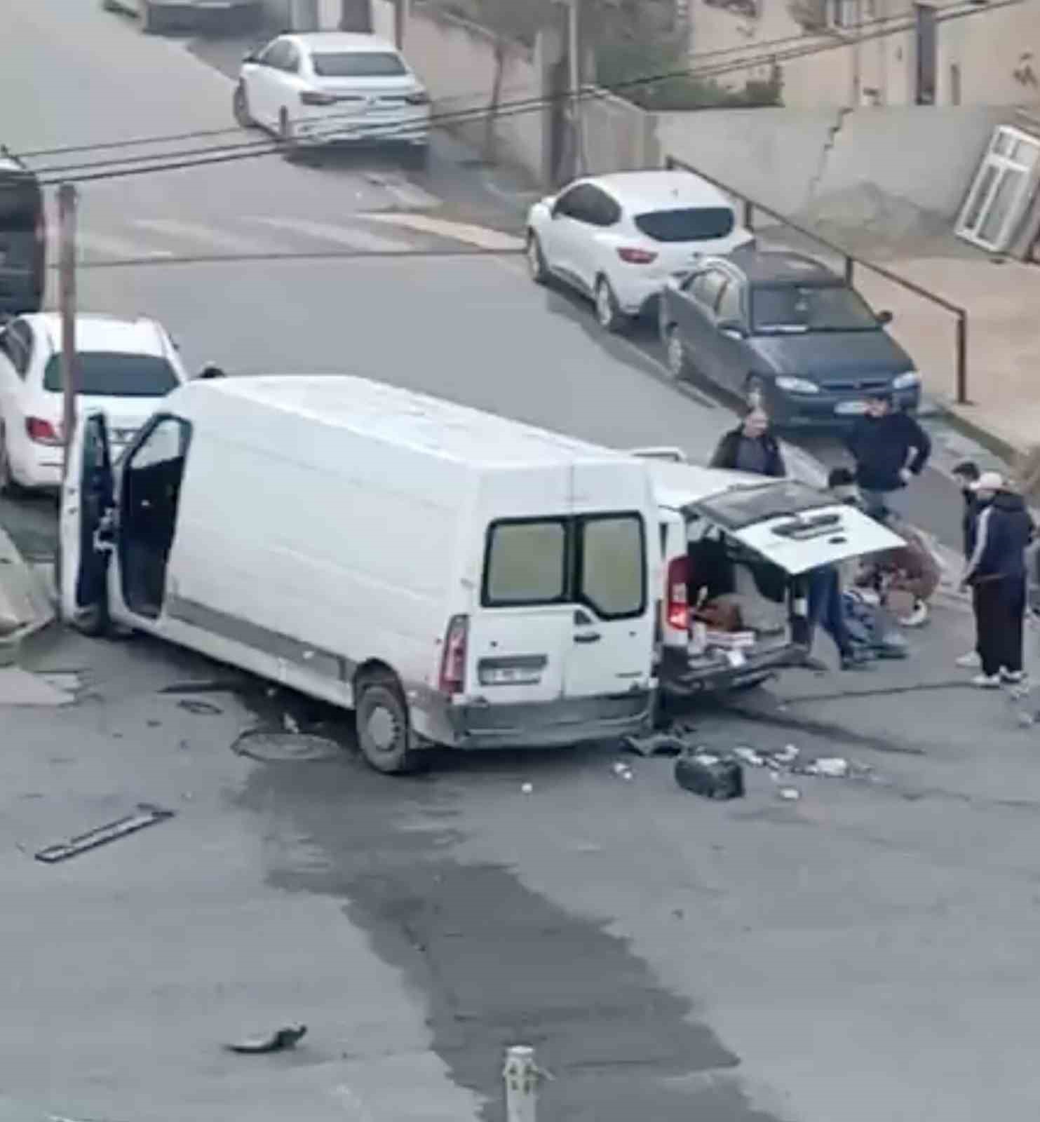 Cadde ile sokağın kesişiminde &ccedil;arpıştılar: 4 yaralı
