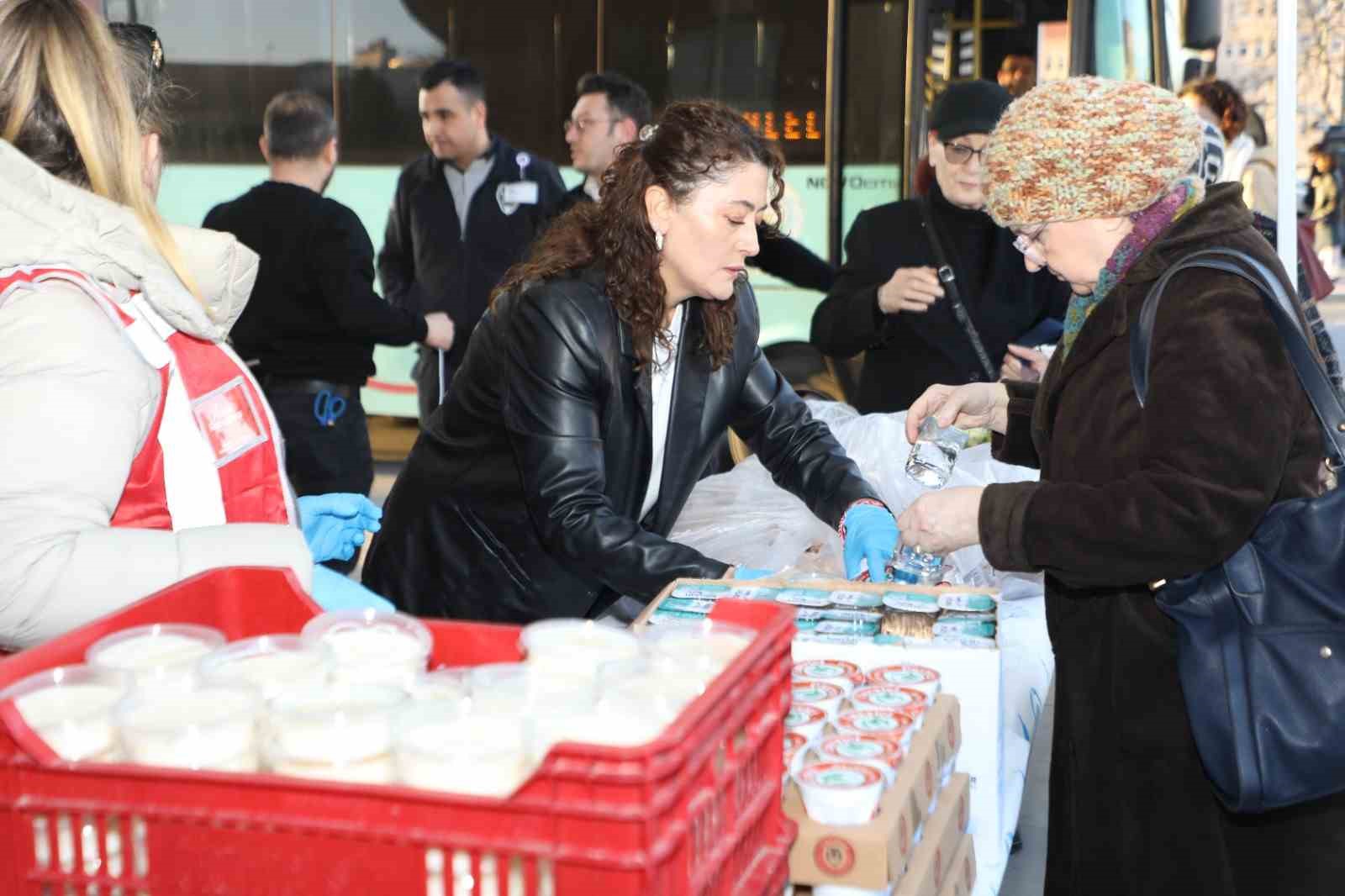 Hastane önünde iftar yemeği dağıtıldı