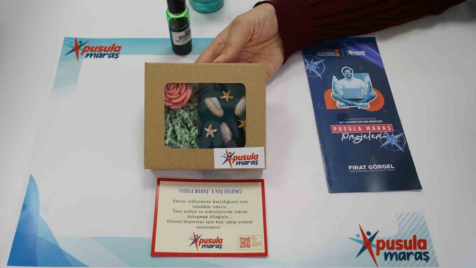 Kahramanmaraş&rsquo;ta gen&ccedil;ler Pusula Maraş&rsquo;ın at&ouml;lyesinde hem &ouml;ğrendi hem &uuml;retti
