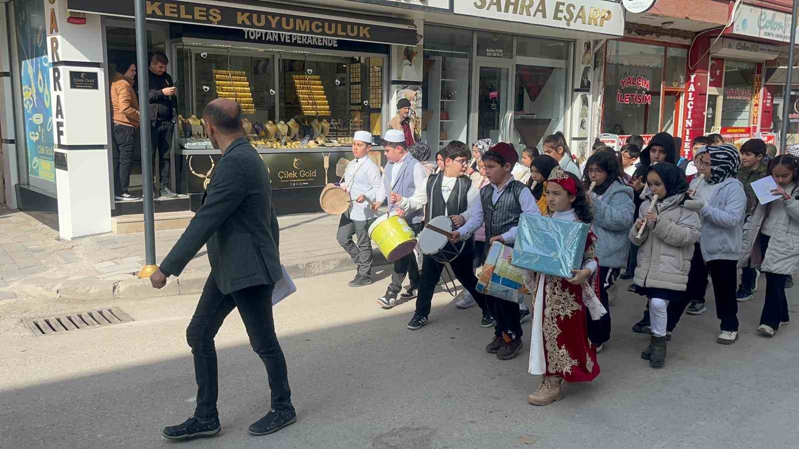 Minikler s&ouml;yledikleri ilahilerle Yerk&ouml;y&rsquo;&uuml; mest etti
