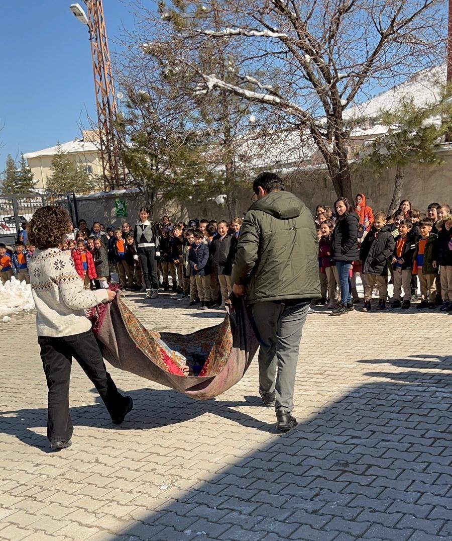 G&uuml;zelyurt&rsquo;ta ilkokul &ouml;ğrencilerine yangın ve deprem tatbikatı
