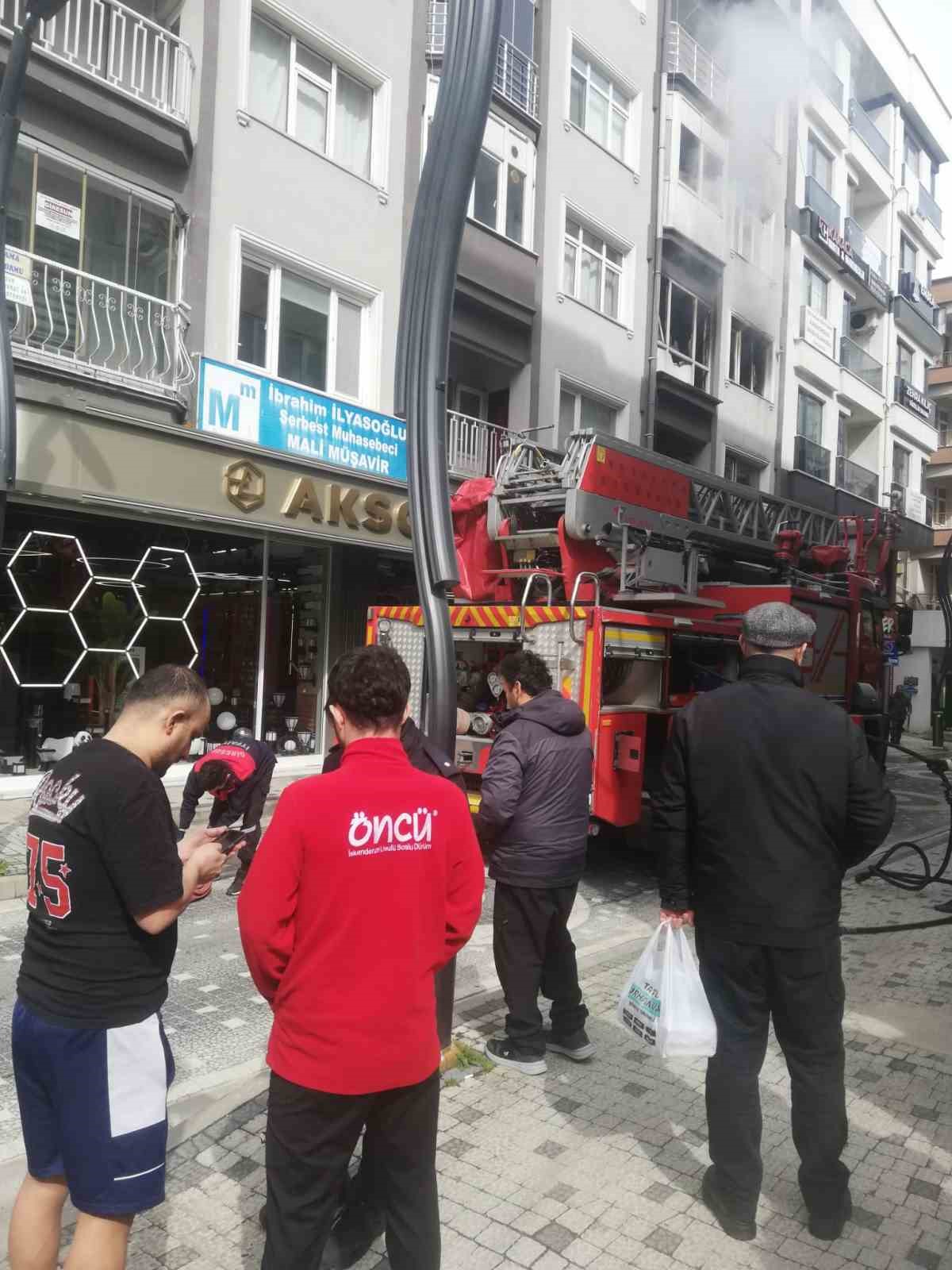 Giresun&rsquo;da 4 katlı apartmanın ikinci katında &ccedil;ıkan yangın paniğe neden oldu
